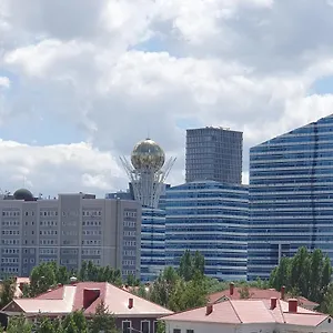 101 3-х возле байтерека для компании 1-10 человек с 4-мя кроватями и большим раскладным диваном Апартаменты Астана